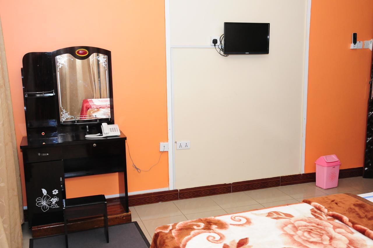 Safari Inn Dar es Salaam Buitenkant foto