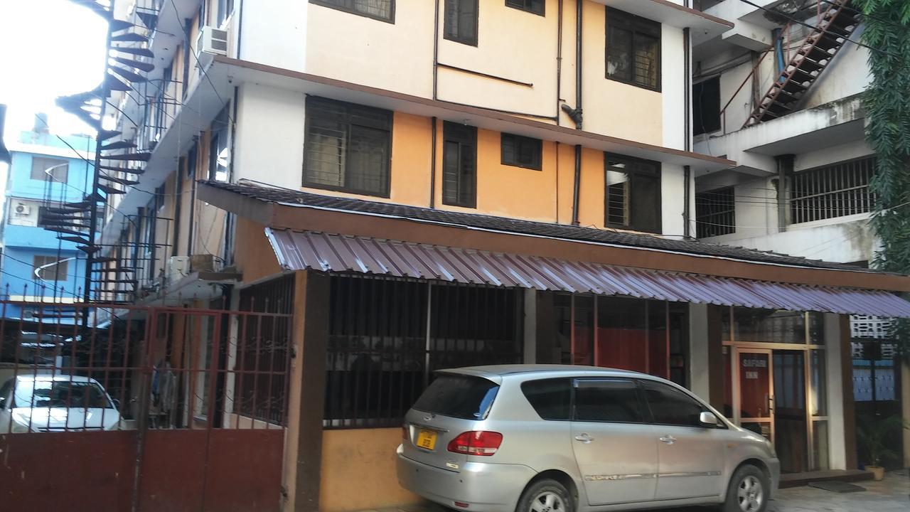 Safari Inn Dar es Salaam Buitenkant foto